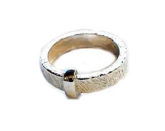 Gehamerde zilveren ring