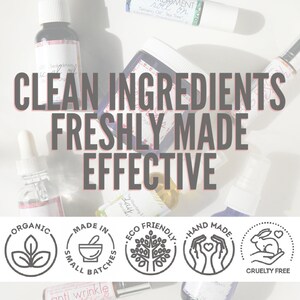 Puede incluir: Una colecci&oacute;n de peque&ntilde;os frascos y tarros que contienen diversos productos de belleza. Los frascos est&aacute;n etiquetados con el texto "Ingredientes limpios, reci&eacute;n hechos, efectivos". La imagen tambi&eacute;n incluye varios iconos que indican que los productos son org&aacute;nicos, hechos en lotes peque&ntilde;os, ecol&oacute;gicos, hechos a mano y libres de crueldad.