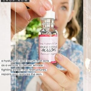 Puede incluir: Una botella de vidrio transparente con un gotero lleno de un suero de &aacute;cido hialur&oacute;nico. La etiqueta dice "Plump, Hydrate & Calm Wrinkle Defense Serum Raincloud Organics".