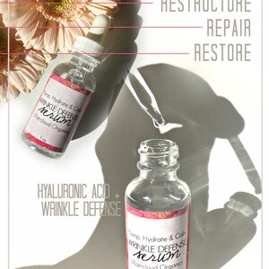 Puede incluir: Dos botellas de vidrio transparente con goteros y etiquetas que dicen "Pump, Hydrate & Calm WRINKLE DEFENSE serum Raincloud Organics 1 oz". Las botellas est&aacute;n sobre una superficie blanca con una flor rosa en el fondo. El texto "RESTRUCTURE REPAIR RESTORE HYALURONIC ACID + WRINKLE DEFENSE" tambi&eacute;n es visible en la imagen.