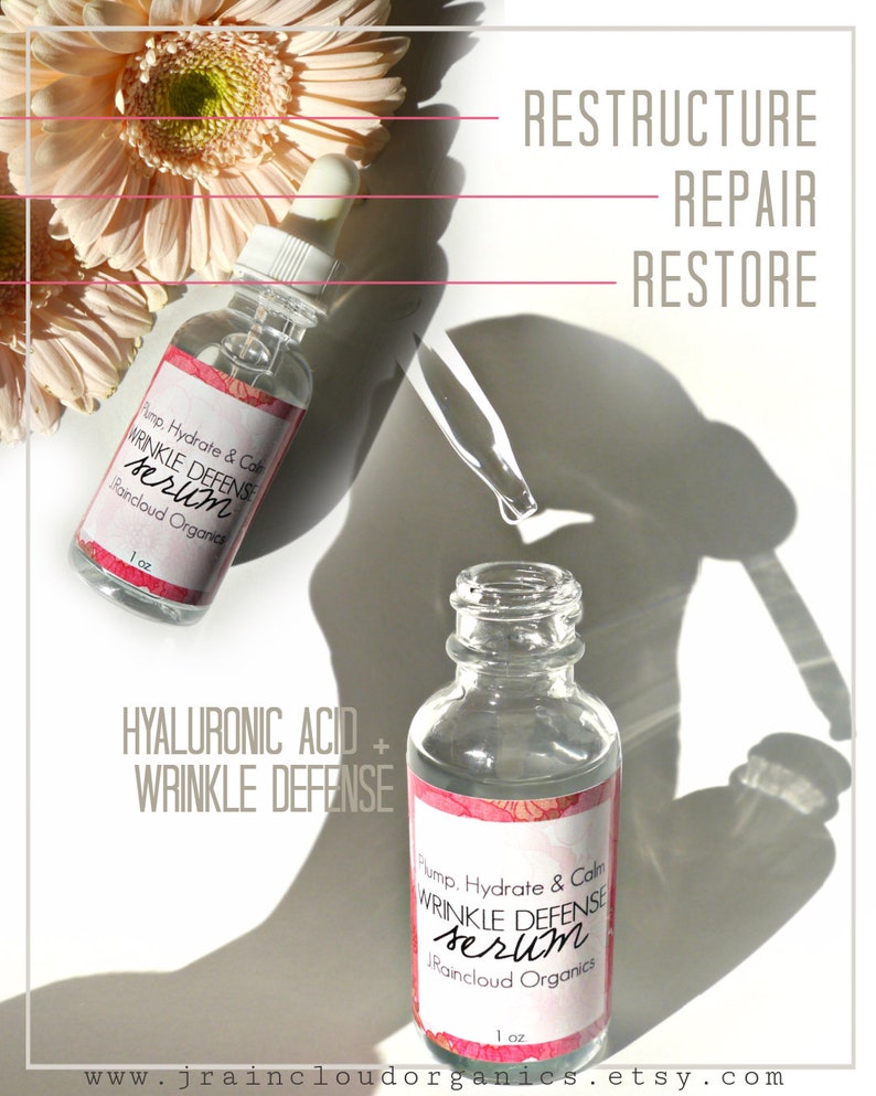 Puede incluir: Dos botellas de vidrio transparente con goteros y etiquetas que dicen "Pump, Hydrate & Calm WRINKLE DEFENSE serum Raincloud Organics 1 oz". Las botellas est&aacute;n sobre una superficie blanca con una flor rosa en el fondo. El texto "RESTRUCTURE REPAIR RESTORE HYALURONIC ACID + WRINKLE DEFENSE" tambi&eacute;n es visible en la imagen.