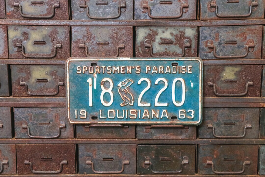 VINTAGE LOUISIANA COMMERICAL LICENSE PLATE RED WITH NO DATING RARE