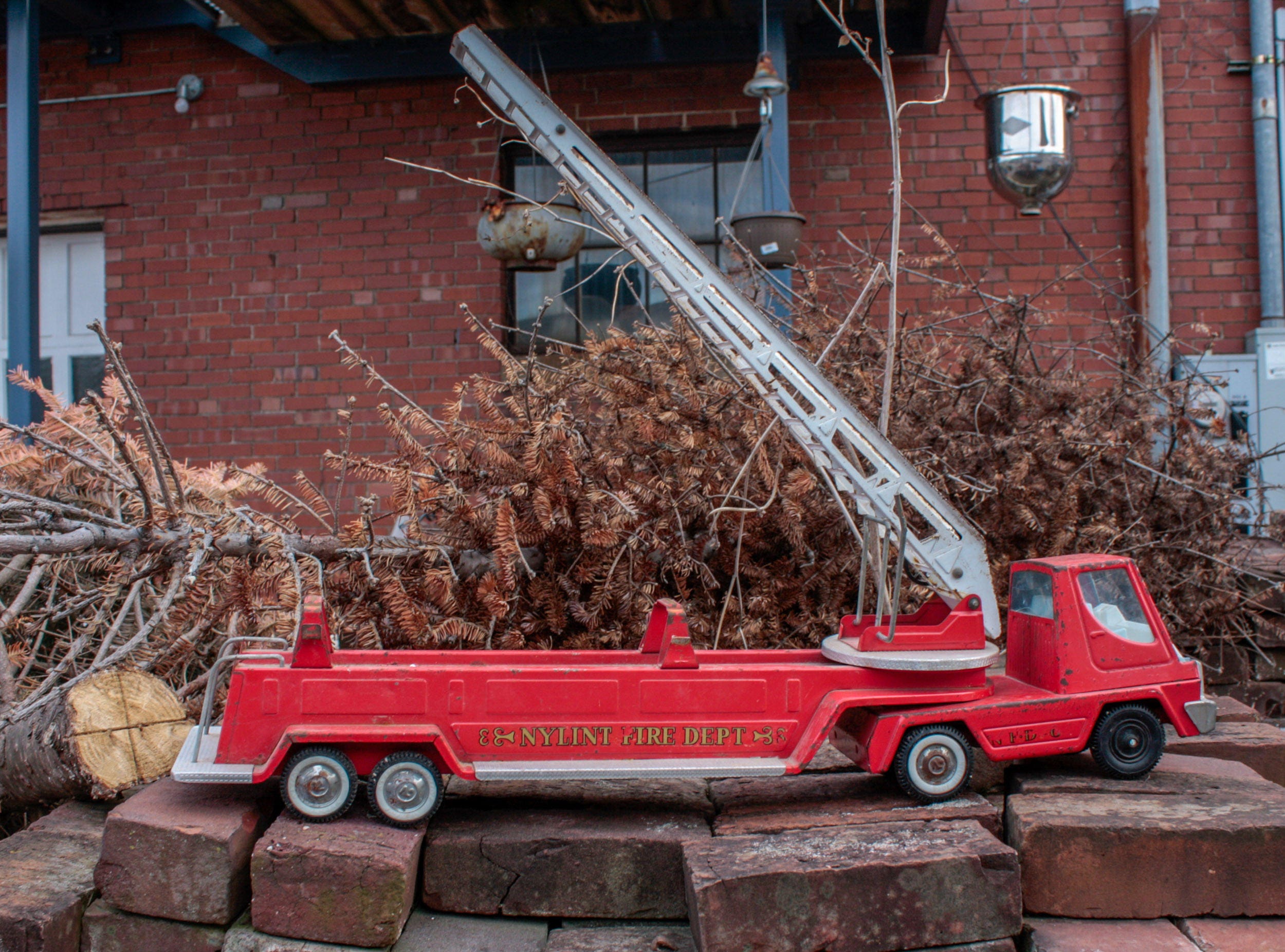 camion-jouet-pompier-vintage-rouge-nylint-aerial