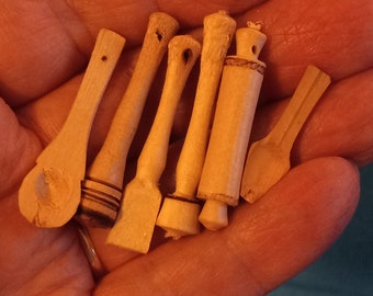 Puede incluir: Una colección de seis utensilios de cocina de madera, que incluyen un rodillo, una cuchara y una espátula. Los utensilios están hechos de madera natural y tienen un aspecto rústico y hecho a mano.