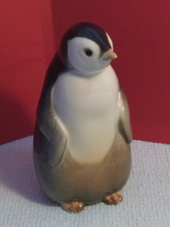 セレスト・ザ・ペンギンのフィギュア：コレクション用棚飾り（5.5