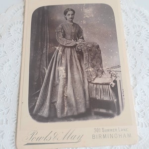 Tarjeta de gabinete antigua de la década de 1880, Carta Vista, Retrato, Moda victoriana, Ejemplo temprano, Foto victoriana, Efímera antigua, Historia social,