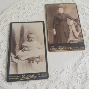 アンティーク 1890 年代キャビネット カード、カルテ ビスタ、x 2、女性と子供、ビクトリア朝の写真、家族の肖像画、アンティークのエフェメラ、社会史
