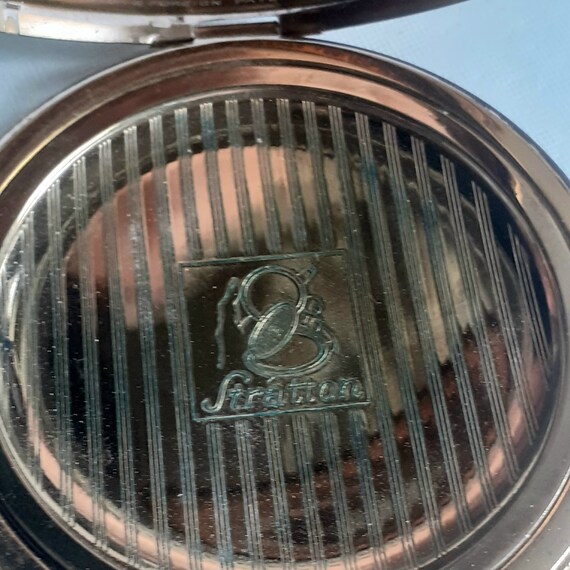 Vintage Stratton Powder Compact: Gold Tone Art De… - image 5