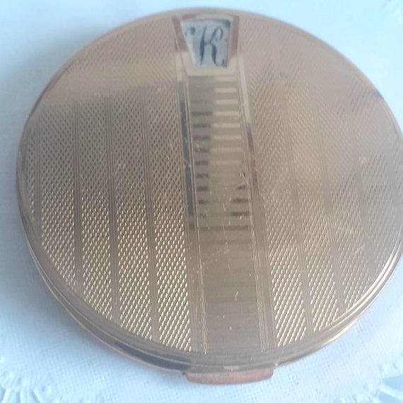 Vintage Stratton Powder Compact: Gold Tone Art De… - image 2