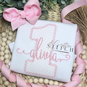 Camisa de primer cumpleaños / Aplique de lunares rosas delicados / Camisa o mono de cumpleaños con apliques