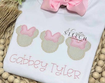 Tan Gingham Mädchen Maus mit Bögen Trio Applikation Shirt |  Stoffapplikation
