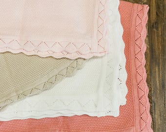 Monogrammierte Bogenkanten-Strickdecke | Baby Mädchen Geschenk Set