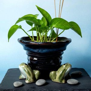 Vintage Mid-Century Frosch-Füße Keramik Übertopf, japanischer Indigo Übertopf