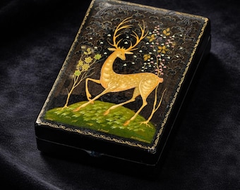 Vintage Kholuy russische Lacquer Miniature Box - signierte und handbemalte Hirsch “Lan” Szene