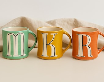 Tazza con monogramma dipinto a mano Anthropologie Colorway Mia – Scegli la tua lettera “K”, “M” o “R”