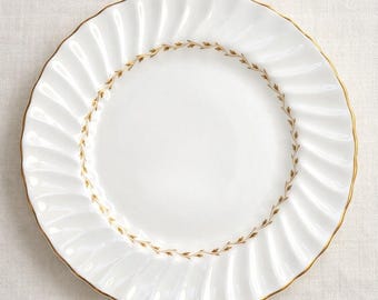Royal Doulton Adrian saladebord | Vintage Engels porselein, gouden laurier, uitstekende staat