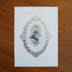 Tarjeta de aniversario de plata vintage de 1970 - Tarjeta de aniversario de plata de lámina brillante de los años 70 - Mod Silver Bells AnniversaryJunk Journal Ephemera