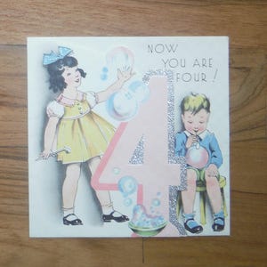 Beste antieke vier jaar oude verjaardagskaart - vintage jaren 1930 jonge jongen meisje verjaardagskaart - antieke vierde verjaardag plakboek dagboek kortstondige