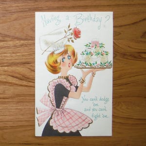 Cartão de aniversário vintage fofo - Divertidos itens de feliz aniversário femininos dos anos 60 - Objetos de diário de recortes de aniversário vintage da Buzza-Cardozo Lady