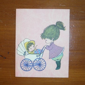 Tarjeta vintage de bebé recién nacido con un toque caprichoso: la mejor tarjeta de baby shower para madres primerizas de 1970. Efímera de álbum de recortes de diario basura para chica mod de los años 70.