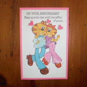 Leuke Vintage Happy Anniversary Card - Mod Groovy 1970's Cats Anniversary Wenskaart - Humor Funny Happy Anniversary Card