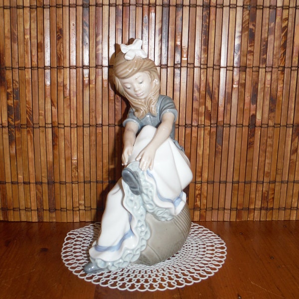 Vintage Lladro Young Girl Figurine -  1980's Nao Lladro Pretty Lady - Spain Spanish Handmade Porcelain Figurine - Vintage 1985 Lladro