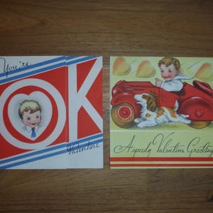 2 prachtige vintage valentijnskaarten jaren 30 - jaren '30 valentijnskaarten kleine jongen raceauto puppy hondje - antiek valentijn plakboek kortstondig