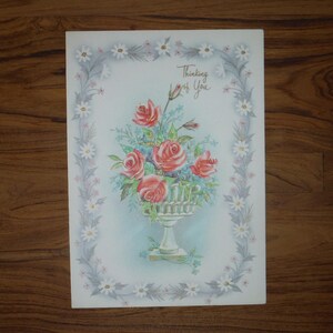 Encantadora tarjeta vintage de los años 60 con la frase "Pensando en ti" - Tarjeta para amigos con flores en relieve de los años 60 - Recupérate, siéntete bien - Pensando en ti - Efímera de diario basura