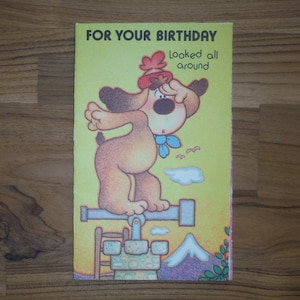 Carte d'anniversaire pliable amusante vintage des années 1970 - carte de conjoint drôle drôle de mod vintage joyeux anniversaire ami - vintage chiot chien anniversaire éphémère