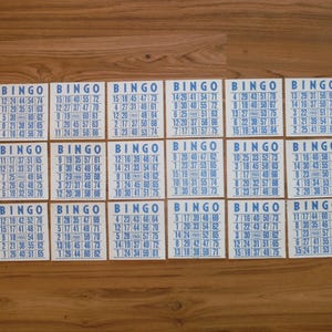 18 vintage bingokaarten - blauw en beige kartonnen bingokaarten - vintage bingospullen - vintage papieren junkjournaal gamekaarten kortstondig