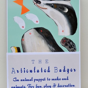 Puede incluir: Ilustraci&oacute;n de una marioneta de tej&oacute;n articulada, con partes separadas sobre un fondo verde agua. El texto "THE Articulated Badger" se muestra debajo, con la leyenda "An animal puppet to make and animate. For fun, play & decoration."