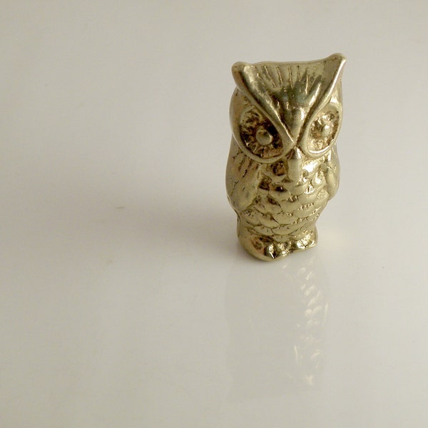 Owl figurine - vintage mini paperweight in gold colored metal. Probably brass - vintage retro kitsch cute