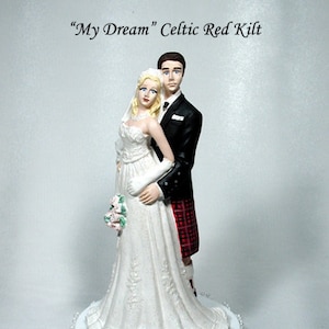 Roter schottischer Kilt Bräutigam mit Braut Hochzeit Caketop 49KR