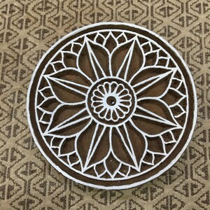 Elegante houten blokstempel lotusmandala: een tijdloos Indiaas artistiek handwerk, met de hand gesneden blok; textielstempel; aardewerk stempel,