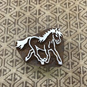 Gracieux galop : artisanat artistique indien - tampon d'impression en bois cheval qui court, bloc sculpté à la main ; tampon textile; tampon de poterie,