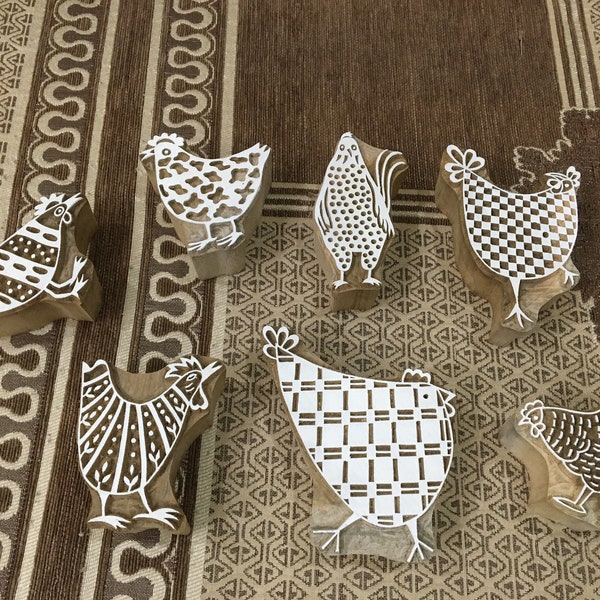 Gefiederter Flock: Eine Gruppe von Henne, handgeschnitzte indische Holzdruckplatte; Textilstempel; Keramik Stempel,
