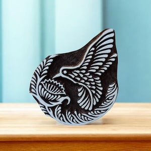 Un colibrí alrededor de una flor, bloque de impresión de madera india tallado a mano; sello textil; sello de cerámica,
