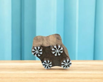 herhaalpatroon met bloemenmotief, handgesneden Indiaas houten drukblok; textielstempel; aardewerk stempel,
