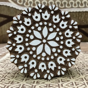 Serenidade em Flores: Bloco de Impressão de Madeira Indiano - Design de Flor de Mandala