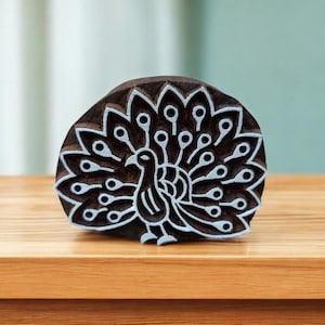 Un pavo real danzante, sello de cerámica, molde de cerámica, scrapbooking, tjap batik, impresión, sellos florales tallados.