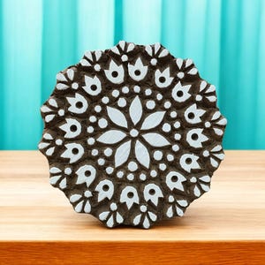 Serenity in Blooms: Indischer Holzdruckblock im Mandala Blumen Design