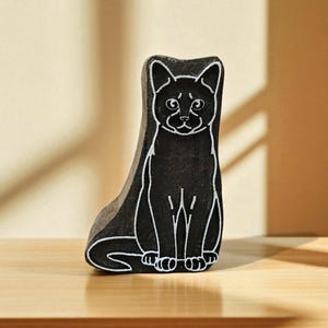 Un chat assis, poterie, moule en céramique, scrapbooking, tjap batik, impression de tampons floraux sculptés.
