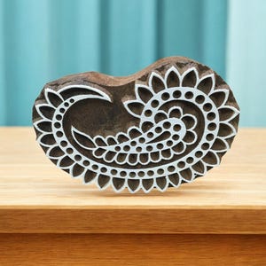 スタイリッシュなペイズリー柄のインドの芸術的な木製スタンプ、手彫りのインドの木製印刷ブロック、織物スタンプ、陶器スタンプ、