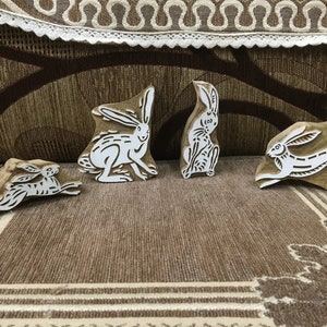 Hopping Harmony: een groep hazen houten drukblokken stempels, handgesneden Indiaas houten drukblok; textielstempel; aardewerk stempel,