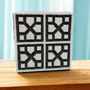 インドの芸術的な木製スタンプ：幾何学的な正方形の繰り返しパターンのスタンプ、手彫りのインドの木製印刷ブロック、織物スタンプ、陶器スタンプ、