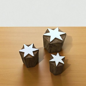 Splendore stellato: timbri indiani in legno con motivo a grappoli di stelle, timbri in ceramica, stampi per stampa batik tjap, timbri floreali intagliati.