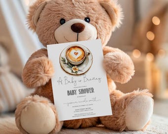 Een baby is koffie aan het zetten: babyshoweruitnodiging - bewerkbaar digitaal bestand