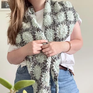 かぎ針編みのパターンと動画 | アイランドタイムショール、祈りのショール、ラップ、大きなサンバーストのグランマスクエア、ハーフサンバーストのチュートリアル、靴下用糸