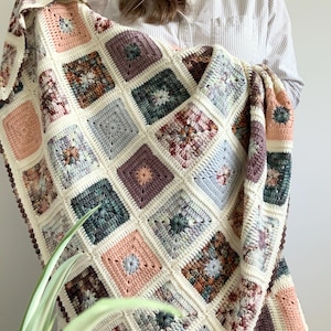 CROCHET PATTERN & VIDEO | Aurelia Granny Square Blanket x First Light Collection by Hue Loco Yarn, Solid Granny Square, Starburst