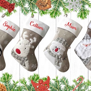 Bestickte Deluxe Weihnachtsstrümpfe in Silber und Weiß mit Nikolaus Schneemann Rentier und Pinguin, Weihnachtsdekoration 2024